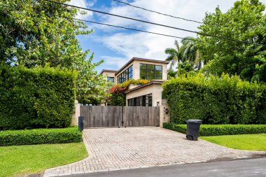 Miami Beach, FL, ABD - 10 Mayıs 2021: La Gorce Adası 'ndaki lüks bir evin fotoğrafı