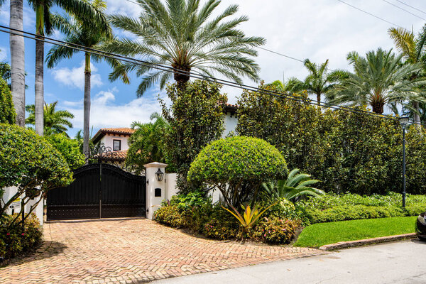 Майами-Бич, Флорида, США - 10 мая 2021 года: Фотография роскошного дома на острове Ла-Горс Майами-Бич Флорида, США