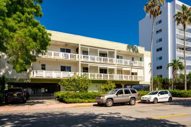Miami Beach, FL, ABD - 11 Mayıs 2021: Güney Sahili 'ndeki çok aileli bir apartman dairesinin fotoğrafı