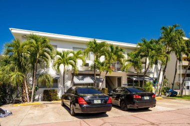 Miami Beach, FL, ABD - 11 Mayıs 2021: Güney Sahili 'ndeki çok aileli bir apartman dairesinin fotoğrafı