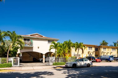 Miami Beach, FL, ABD - 11 Mayıs 2021: Güney Sahili 'ndeki çok aileli bir apartman dairesinin fotoğrafı