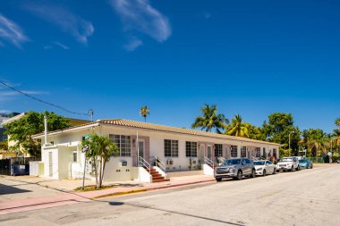 Miami Beach, FL, ABD - 11 Mayıs 2021: Güney Sahili 'ndeki çok aileli bir apartman dairesinin fotoğrafı