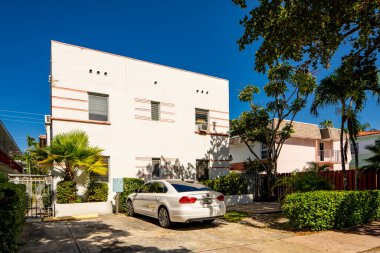 Miami Beach, FL, ABD - 11 Mayıs 2021: Güney Sahili 'ndeki çok aileli bir apartman dairesinin fotoğrafı