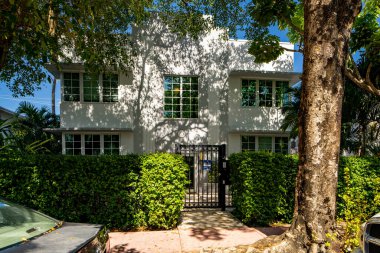 Miami Beach, FL, ABD - 11 Mayıs 2021: Güney Sahili 'ndeki çok aileli bir apartman dairesinin fotoğrafı