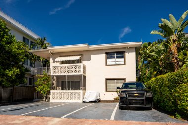 Miami Beach, FL, ABD - 11 Mayıs 2021: Güney Sahili 'ndeki çok aileli bir apartman dairesinin fotoğrafı