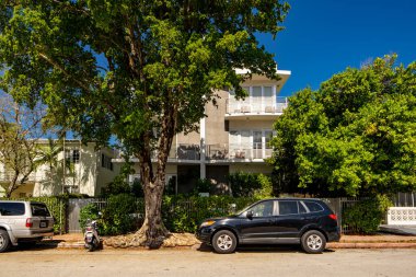 Miami Beach, FL, ABD - 11 Mayıs 2021: Güney Sahili 'ndeki çok aileli bir apartman dairesinin fotoğrafı