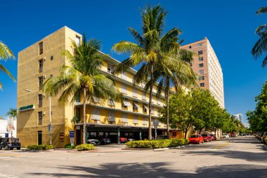 Miami Beach, FL, ABD - 11 Mayıs 2021: Güney Sahili 'ndeki çok aileli bir apartman dairesinin fotoğrafı