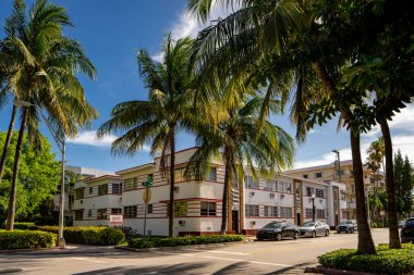 Miami Beach, FL, ABD - 11 Mayıs 2021: Güney Sahili 'ndeki çok aileli bir apartman dairesinin fotoğrafı