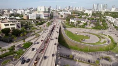 Miami şehir merkezine doğru giden 5 km 'lik hava yolu.