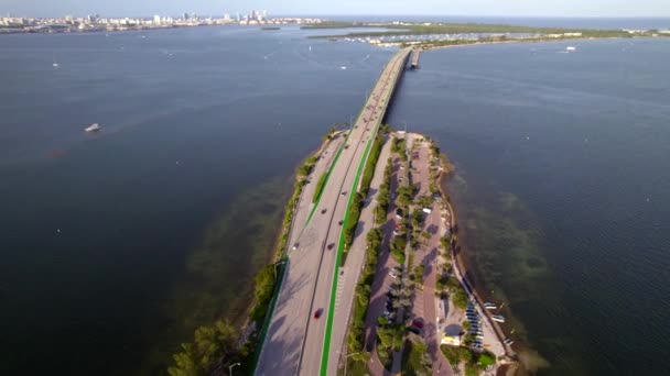 Rickenbacker Powell桥上的主要Biscayne自行车道 — 图库视频影像