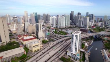 Miami ve Brickell 'in nehir kenarındaki hava statik videosu.