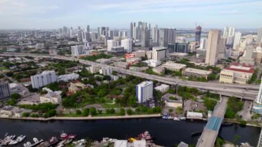 Miami şehir merkezinde hava aracı görüntüsü.