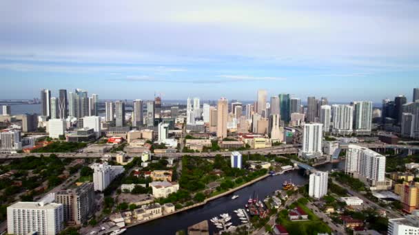 Luftaufnahme Downtown Miami Mit Fluss Vordergrund — Stockvideo