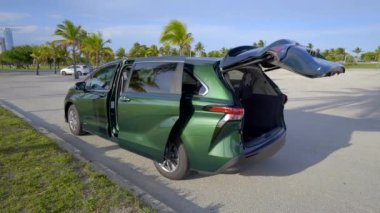 Miami, FL, ABD - 13 Mayıs 2021 Toyota Sienna otomatik kapıları uzaktan kumandayla açılıp kapanıyor