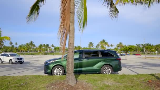 Miami Usa Maja 2021 Spacer 2021 Toyota Sienna Hybrydowy Minivan — Wideo stockowe