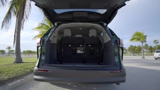 Miami Usa Maio 2021 2021 Toyota Sienna Porta Traseira Escotilha — Vídeo de Stock