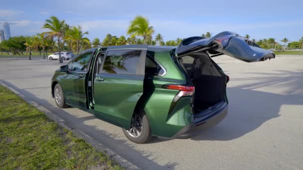 Miami Mayo 2021 2021 Toyota Sienna Puertas Automáticas Apertura Cierre — Vídeo de stock