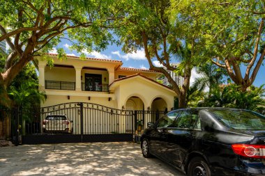 Brickell, FL, ABD - 15 Mayıs 2021: Brickell Miami 'deki tek bir aile evinin fotoğrafı