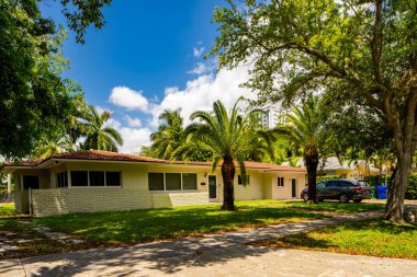 Brickell, FL, ABD - 15 Mayıs 2021: Brickell Miami 'deki tek bir aile evinin fotoğrafı