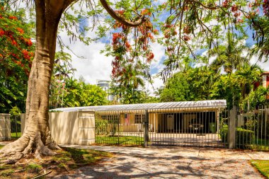 Brickell, FL, ABD - 15 Mayıs 2021: Brickell Miami 'deki tek bir aile evinin fotoğrafı