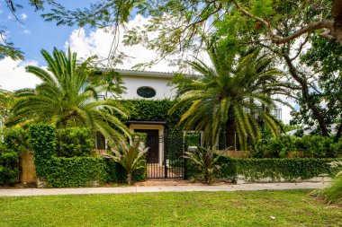 Brickell, FL, ABD - 15 Mayıs 2021: Brickell Miami 'deki tek bir aile evinin fotoğrafı