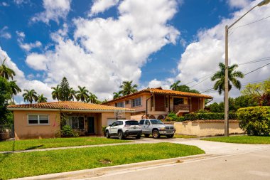 Brickell, FL, ABD - 15 Mayıs 2021: Brickell Miami 'deki tek bir aile evinin fotoğrafı