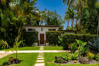 Miami, FL USA - 15 Mayıs 2021: Coconut Grove mahallesindeki tek bir aile evinin fotoğrafı