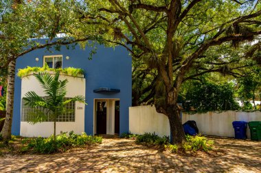 Miami, FL USA - 15 Mayıs 2021: Coconut Grove mahallesindeki tek bir aile evinin fotoğrafı