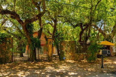 Miami, FL USA - 15 Mayıs 2021: Coconut Grove mahallesindeki tek bir aile evinin fotoğrafı