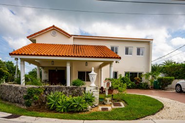 Miami Beach, FL, ABD - 15 Mayıs 2021: Venedik Adaları 'ndaki Miami Beach' te lüks bir aile evinin fotoğrafı