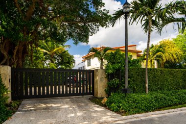 Miami Beach, FL, ABD - 15 Mayıs 2021: Venedik Adaları 'ndaki Miami Beach' te lüks bir aile evinin fotoğrafı
