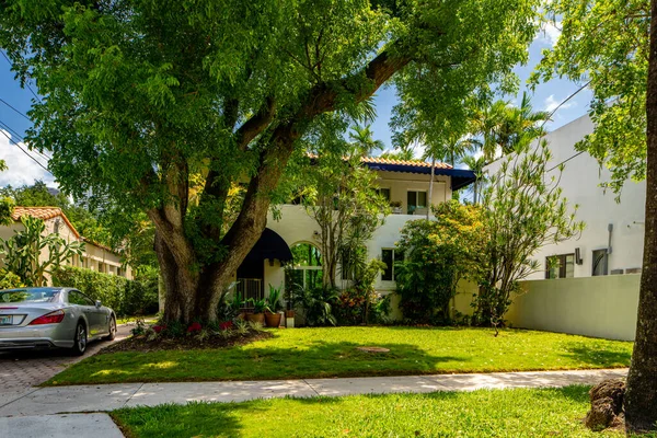 Brickell, FL, ABD - 15 Mayıs 2021: Brickell Miami 'deki tek bir aile evinin fotoğrafı