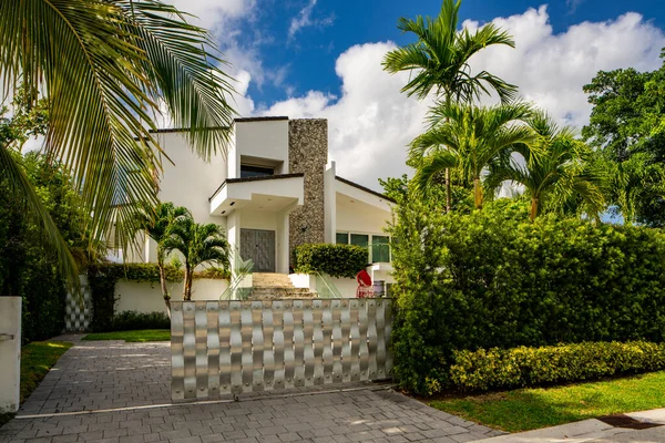 Miami Beach Usa May 2021 Photo Upscale Single Family Home — Stock Photo, Image