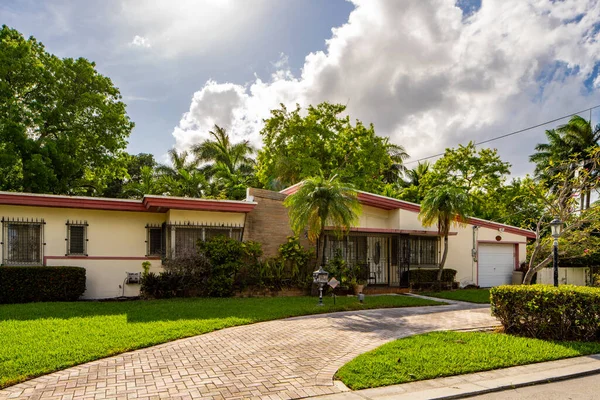 Miami Beach Usa May 2021 Photo Upscale Single Family Home — Stock Photo, Image