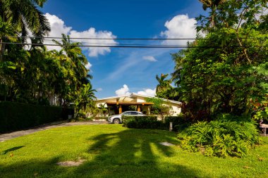 Miami Beach, FL, ABD - 15 Mayıs 2021: Venedik Adaları 'ndaki Miami Beach' te lüks bir aile evinin fotoğrafı