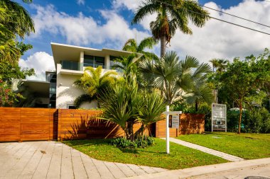 Miami Beach, FL, ABD - 15 Mayıs 2021: Venedik Adaları 'ndaki Miami Beach' te lüks bir aile evinin fotoğrafı