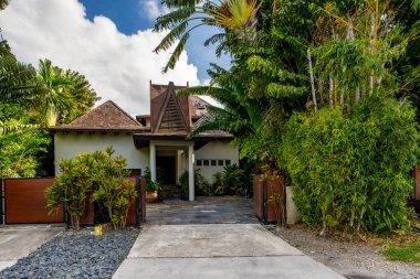 Miami Beach, FL, ABD - 15 Mayıs 2021: Venedik Adaları 'ndaki Miami Beach' te lüks bir aile evinin fotoğrafı
