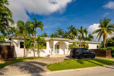 Miami Beach, FL, ABD - 15 Mayıs 2021: Venedik Adaları 'ndaki Miami Beach' te lüks bir aile evinin fotoğrafı