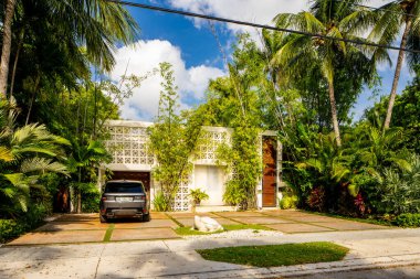 Miami Beach, FL, ABD - 15 Mayıs 2021: Venedik Adaları 'ndaki Miami Beach' te lüks bir aile evinin fotoğrafı
