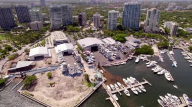 Tekne rıhtımı ve kuru ambarı olan liman.