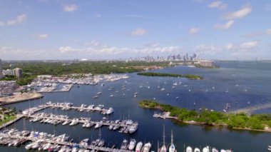 Coconut Grove ve Miami FL 'in koydaki hava turu.