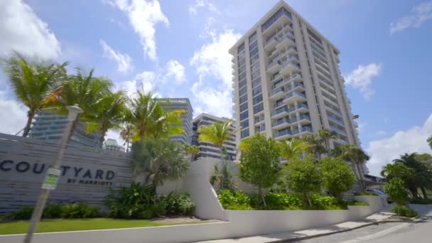 Bewegingsbeelden Courtyard Marriott Coconut Grove Miami — Stockvideo
