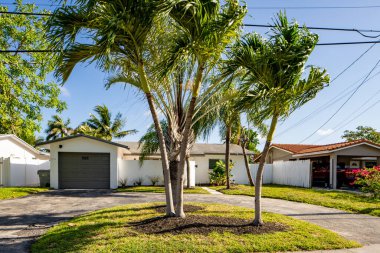 Pompano Plajı, FL, ABD - 22 Mayıs 2021: Pompano Beach Florida USA 'da tek kişilik aile evi