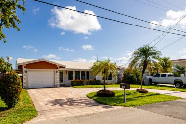 Pompano Plajı, FL, ABD - 22 Mayıs 2021: Pompano Beach Florida USA 'da tek kişilik aile evi