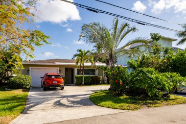 Pompano Plajı, FL, ABD - 22 Mayıs 2021: Pompano Beach Florida USA 'da tek kişilik aile evi