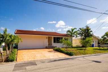 Pompano Plajı, FL, ABD - 22 Mayıs 2021: Pompano Beach Florida USA 'da tek kişilik aile evi