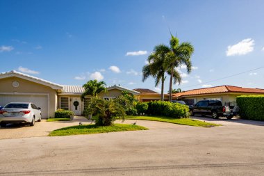 Pompano Plajı, FL, ABD - 22 Mayıs 2021: Pompano Beach Florida USA 'da tek kişilik aile evi
