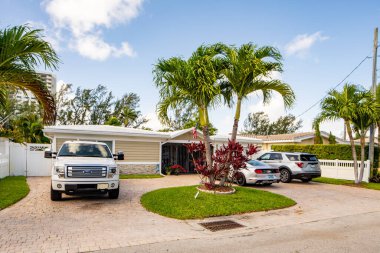 Pompano Plajı, FL, ABD - 22 Mayıs 2021: Pompano Beach Florida USA 'da tek kişilik aile evi