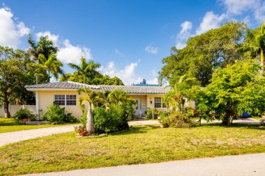 Pompano Plajı, FL, ABD - 22 Mayıs 2021: Pompano Beach Florida USA 'da tek kişilik aile evi