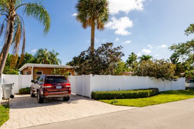 Pompano Plajı, FL, ABD - 22 Mayıs 2021: Pompano Beach Florida USA 'da tek kişilik aile evi